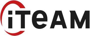Das Bild zeigt das Logo von iTeam. Es besteht aus dem Wort „iTEAM“ in großen, dunklen Buchstaben, wobei das „i“ von einem roten Halbkreis umschlossen ist.