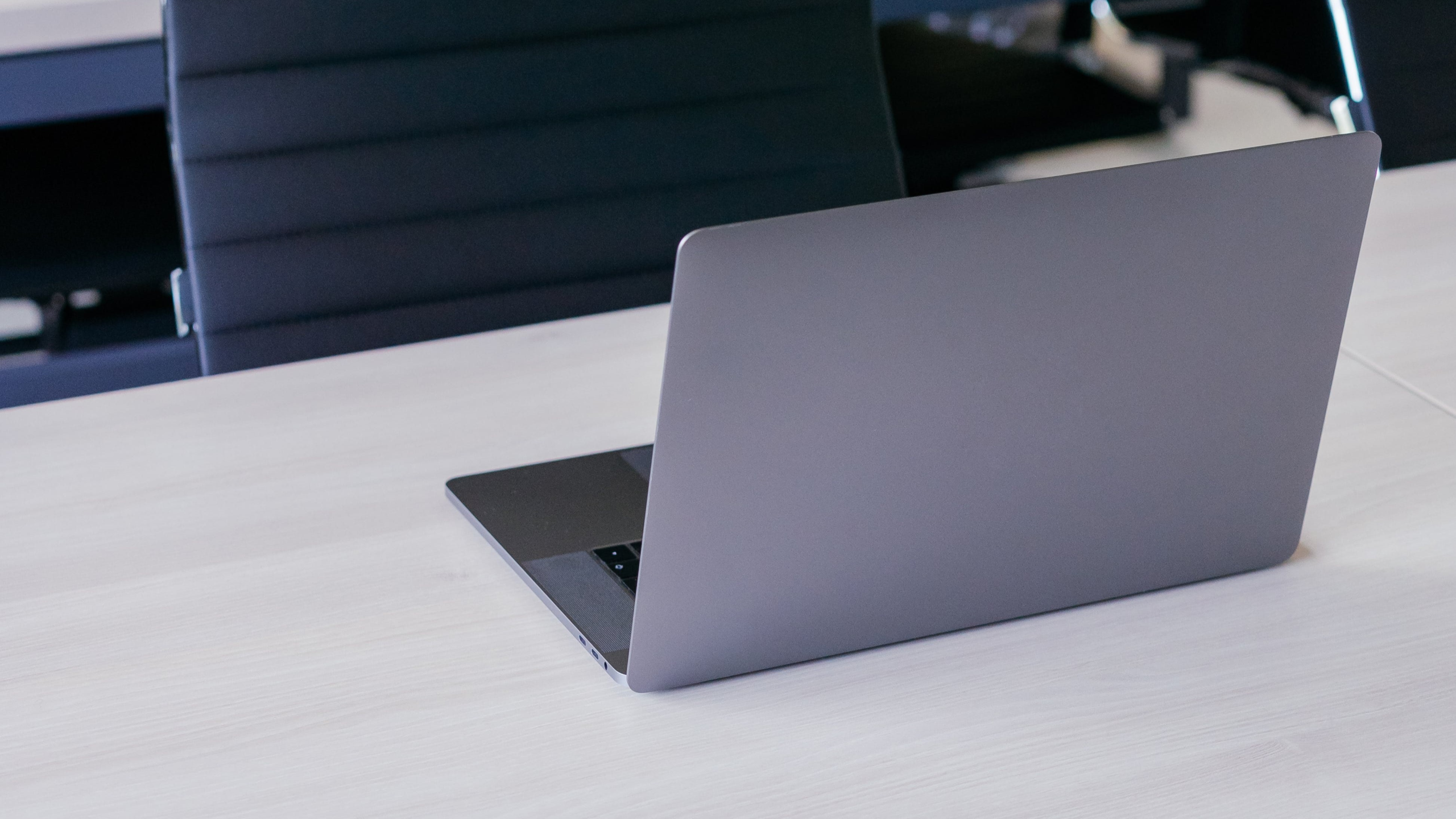 Laptop auf einem Schreibtisch für den Beitrag Endpoint-Security