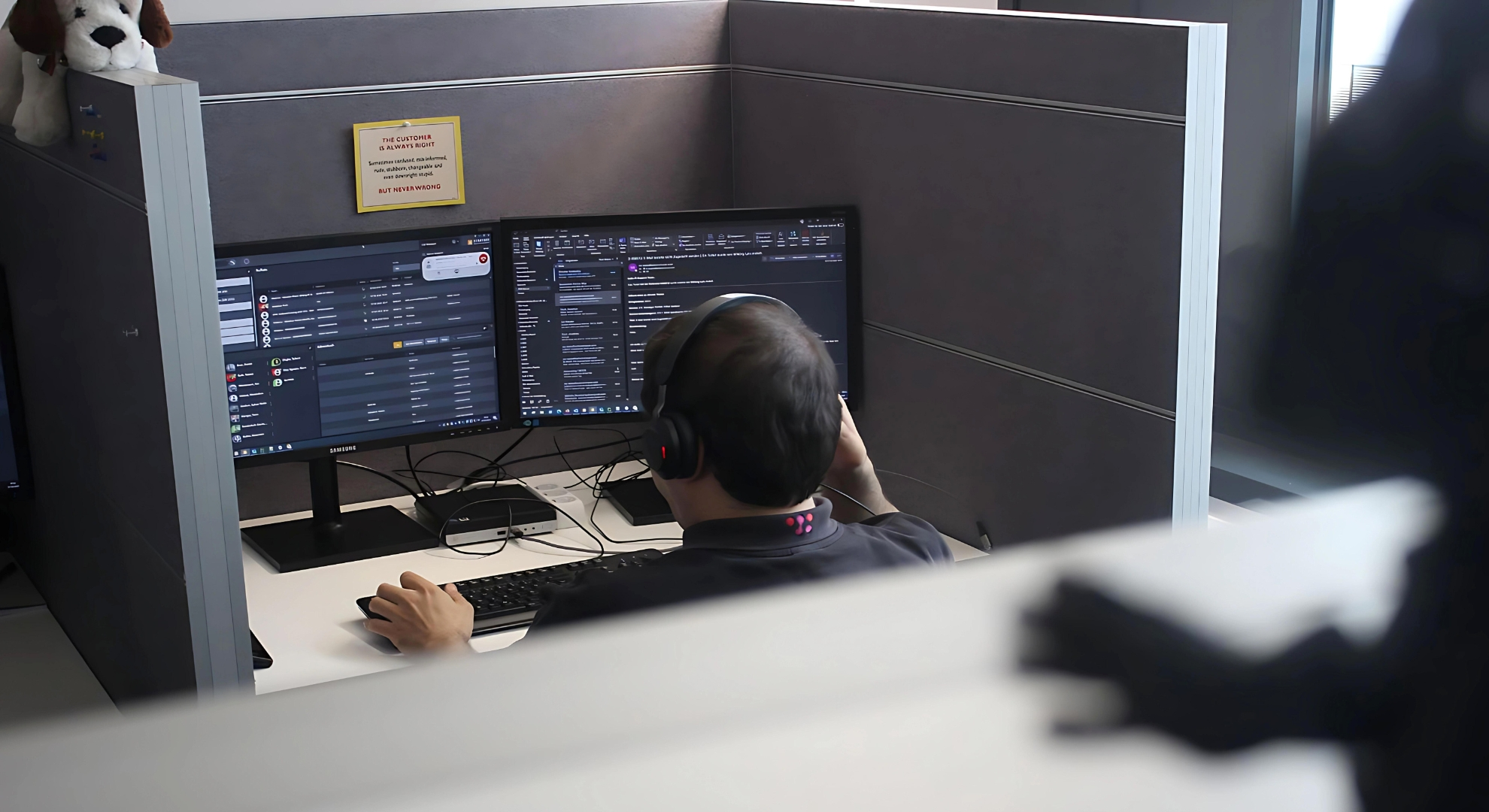 Foto von einem SAC Servicedesk Mitarbeiter der gerade im Anruf mit einem Kunden ist und diesem bei seinem IT Anliegen unterstütz