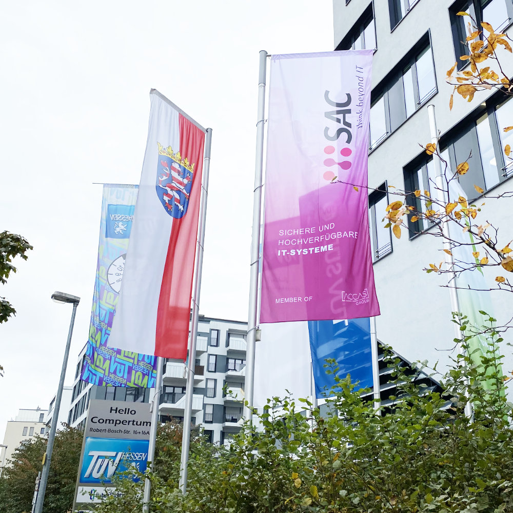 Das Foto zeigt die SAC Flagge vor dem Büro-Standort in Darmstadt. SAC ist IT-Dienstleister in Darmstadt.