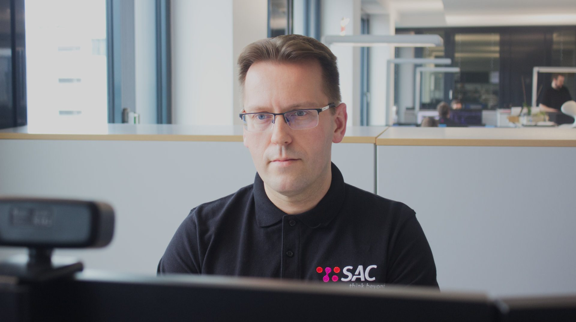 Auf dem Foto ist der IT-Betrieb Abteilungsleiter SAC beim arbeiten zu sehen.