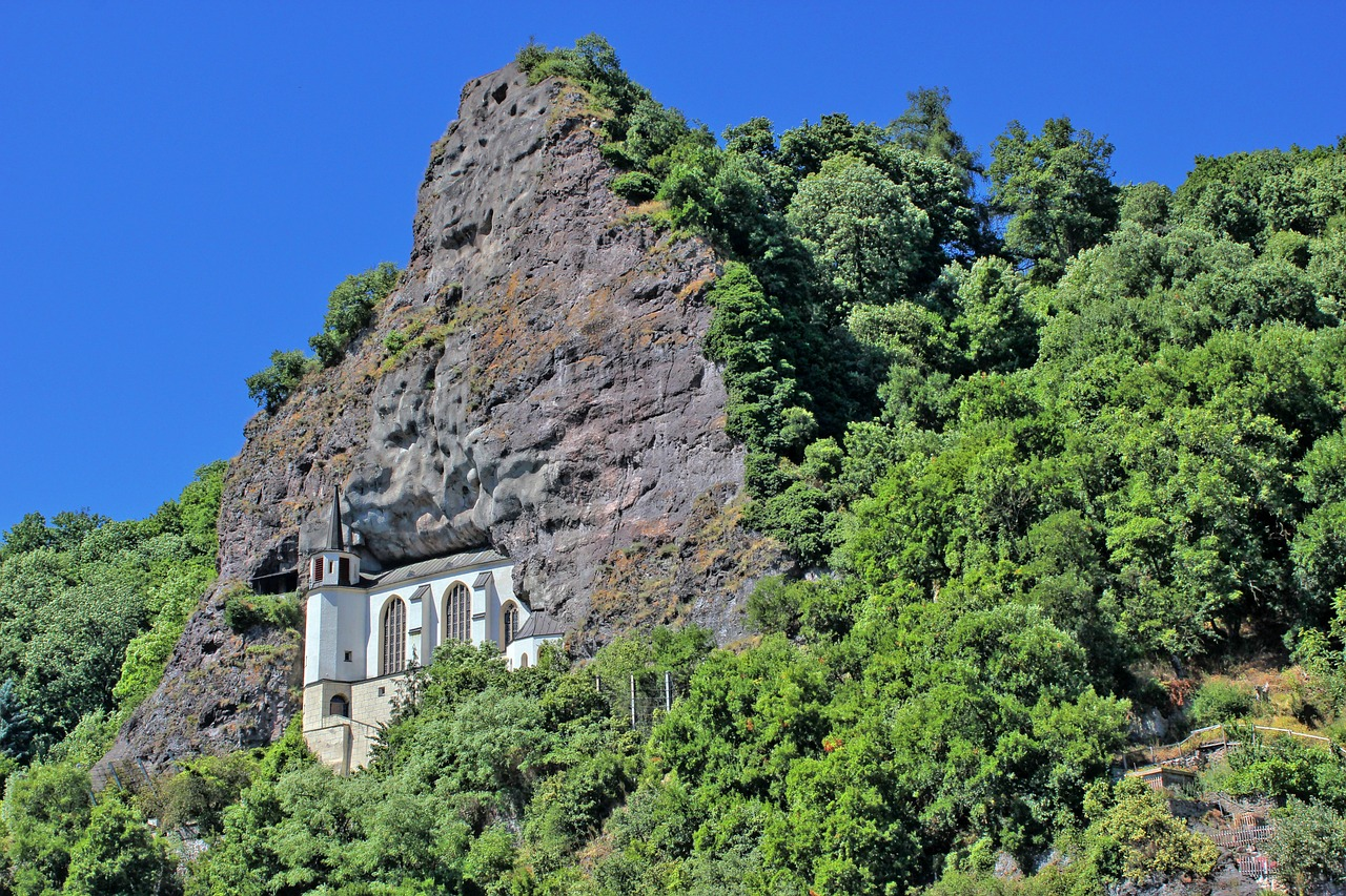 Auf dem Foto ist eine Sehenswürdigkeit von Idar-Oberstein zu sehen. Eine Kirche, eingebaut in eine Felswand. SAC ist IT-Dienstleister in Idar-Oberstein.