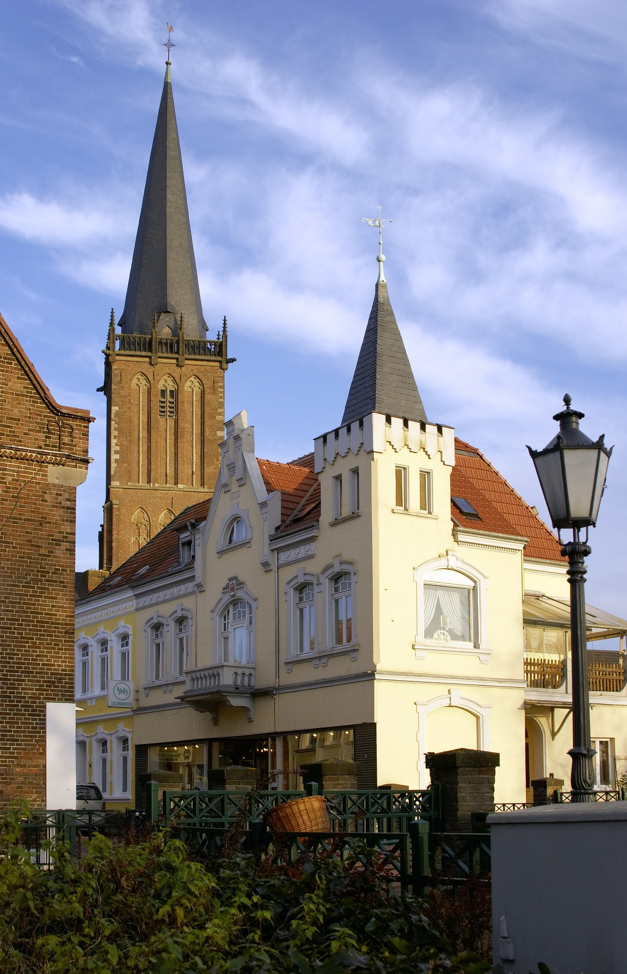 Auf dem Foto ist der Kirchturm von Kalkar zu sehen. SAC ist IT-Dienstleister in Kalkar.
