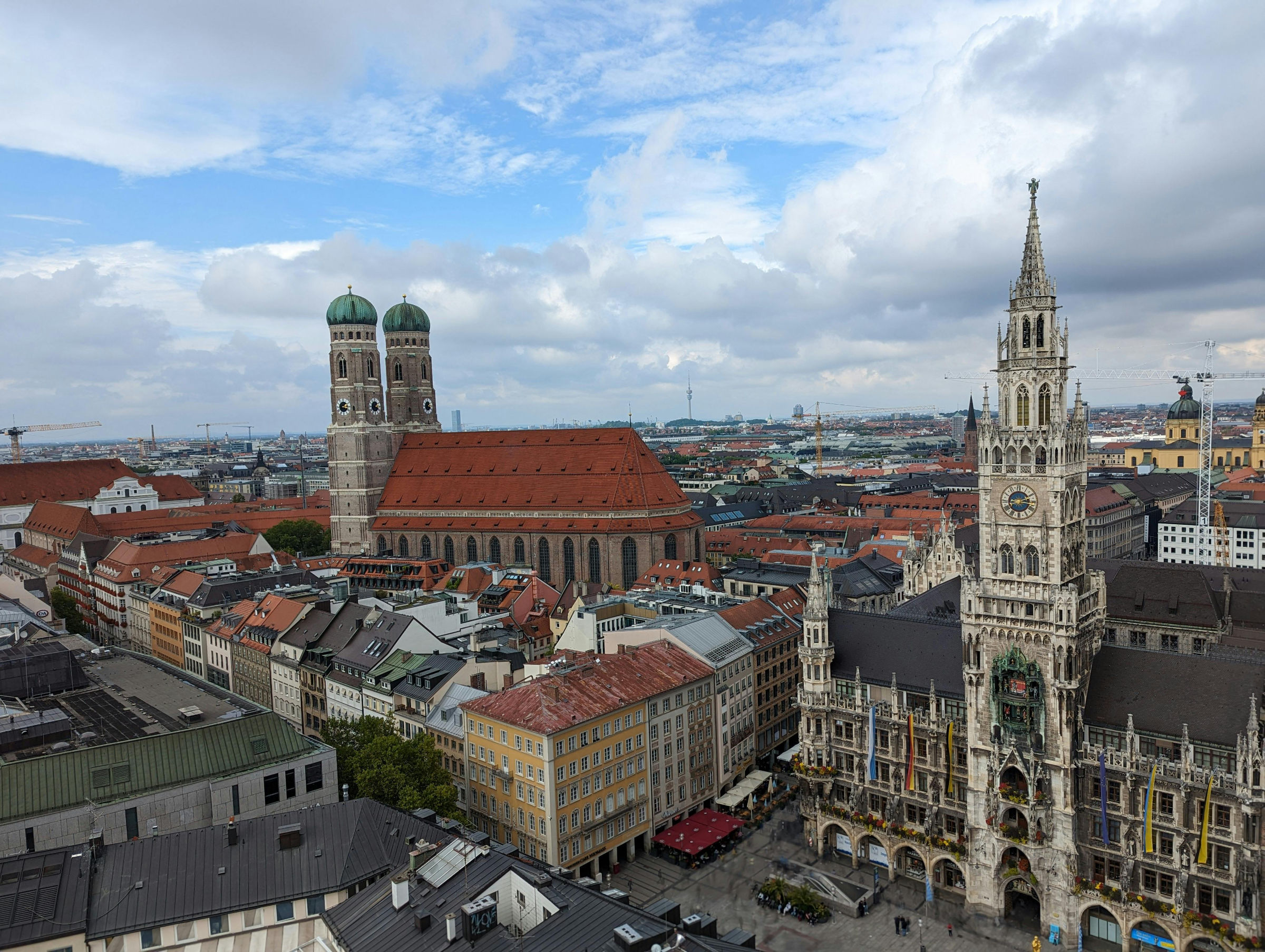 Auf dem Foto ist die Skyline mit historischen Bauwerken von München zu sehen. SAC ist IT-Dienstleister in München.