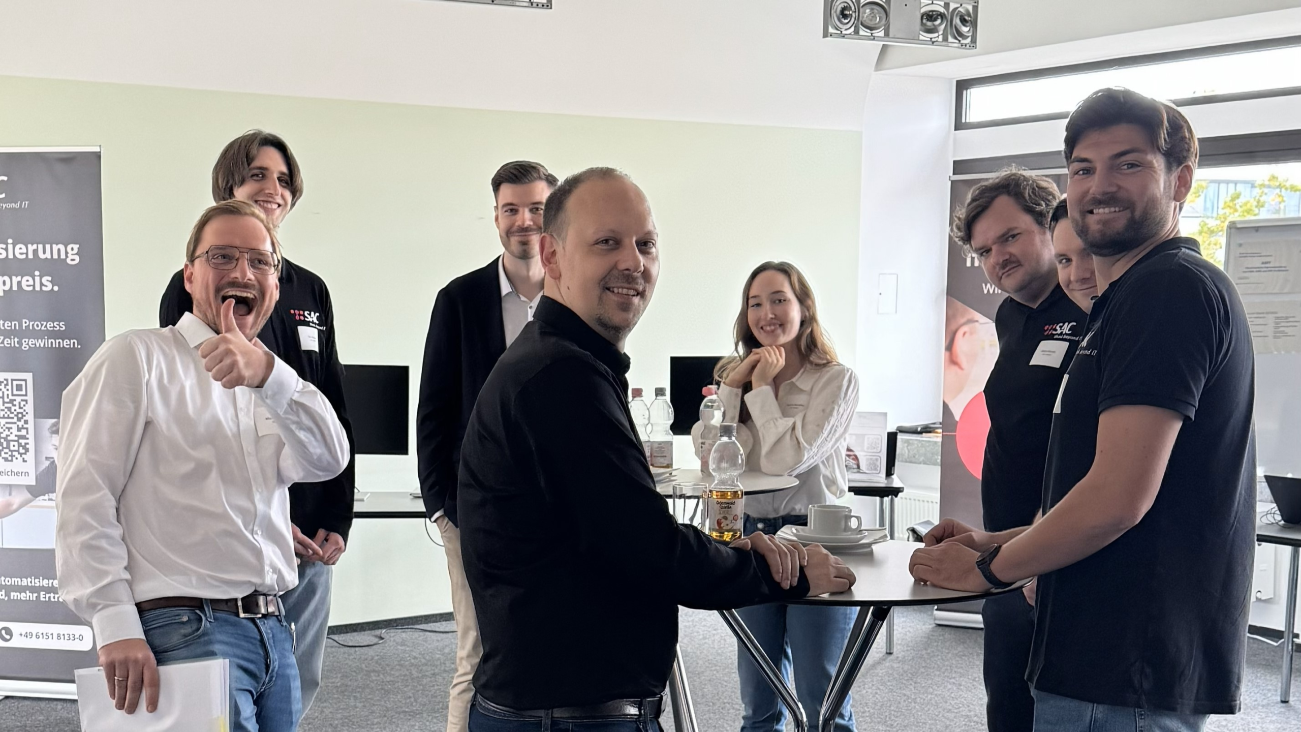 Das Gruppenfoto zeigt SAC Mitarbeiter auf einem Event für IT-Automatisierung.