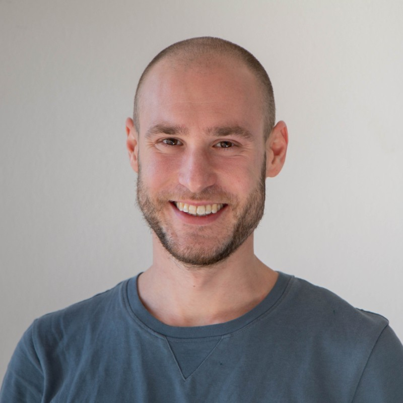 demeter_tobias-armleder Der IT-Leiter von Demeter. Ein freundlich lächelnder Mann mit einem blauen Shirt und braunen Haaren.
